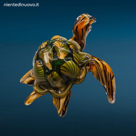 Scultura decorativa a forma di tartaruga realizzata in vetro con venature colorate