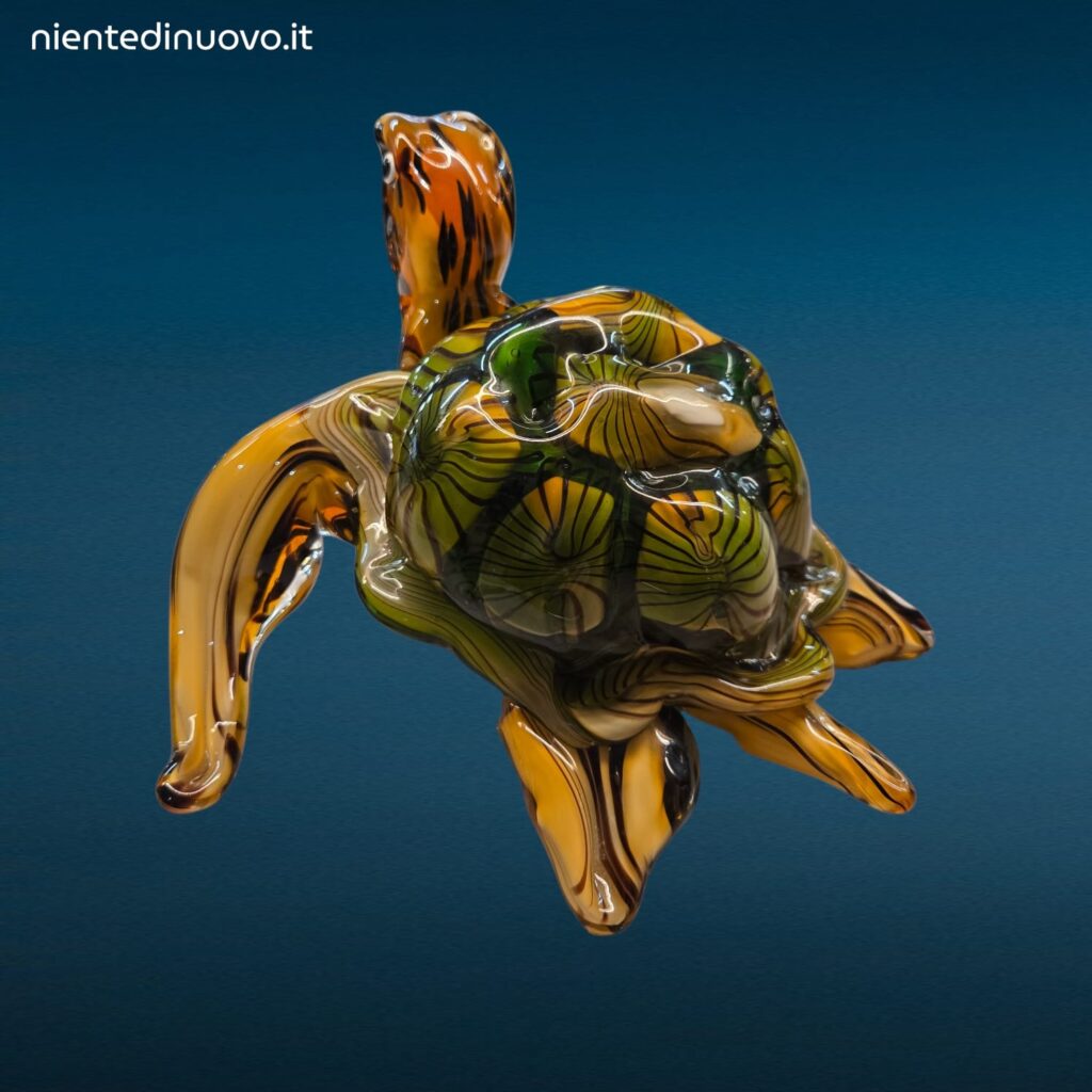 Scultura decorativa a forma di tartaruga realizzata in vetro con venature colorate