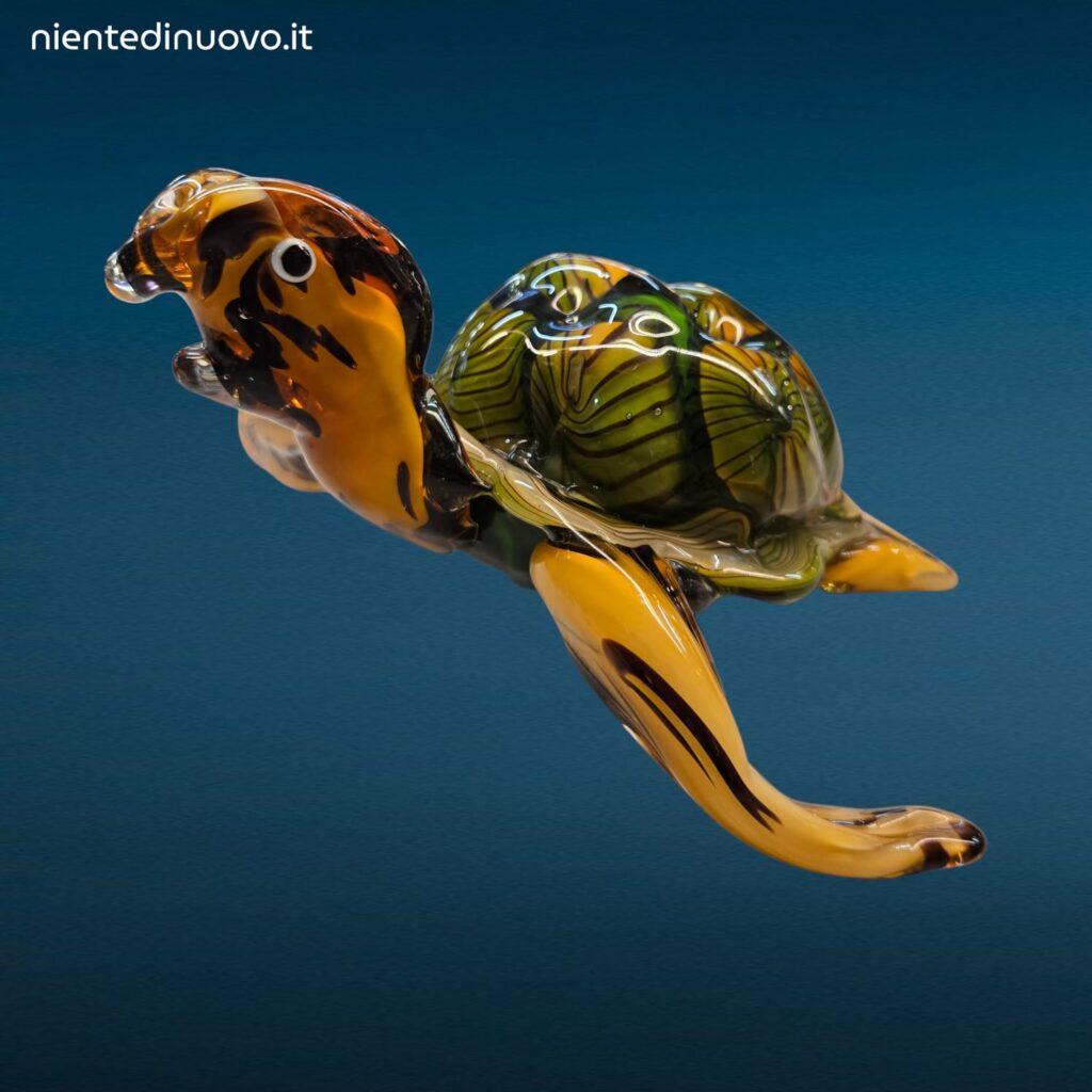 Scultura decorativa a forma di tartaruga realizzata in vetro con venature colorate