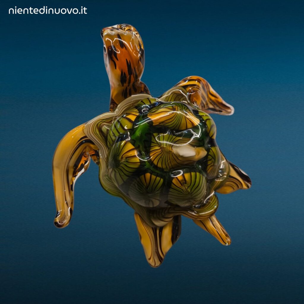 Scultura decorativa a forma di tartaruga realizzata in vetro con venature colorate