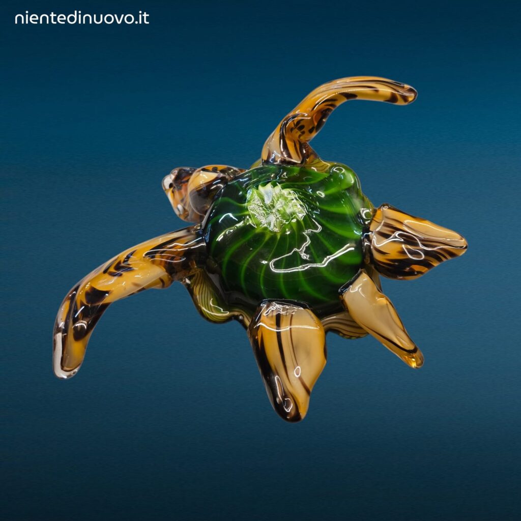 Scultura decorativa a forma di tartaruga realizzata in vetro con venature colorate