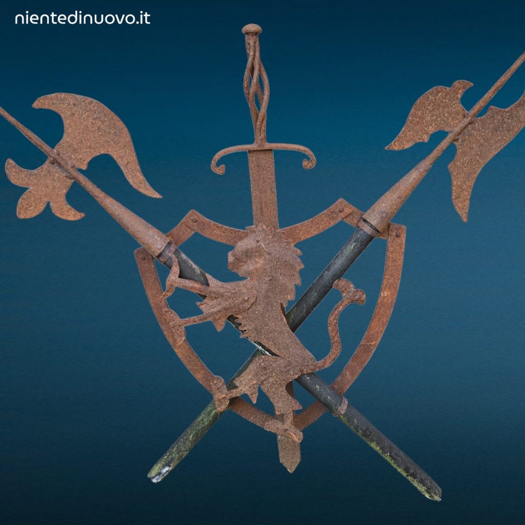 04536.jpg Scudo decorativo in ferro con leonessa e armi incrociate in rilievo