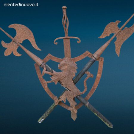 Scudo decorativo in ferro con leonessa e armi incrociate in rilievo