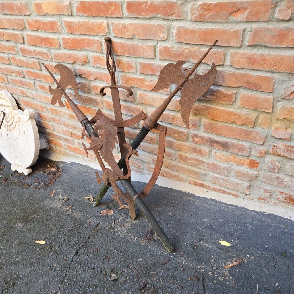 Scudo decorativo in ferro con leonessa e armi incrociate in rilievo