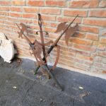 04536_2.jpg Scudo decorativo in ferro con leonessa e armi incrociate in rilievo