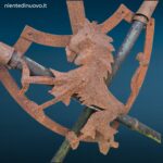 04536_3.jpg Scudo decorativo in ferro con leonessa e armi incrociate in rilievo