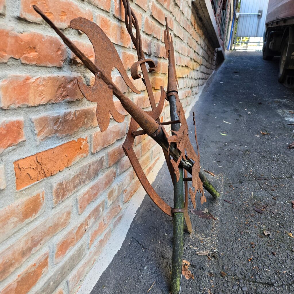 Scudo decorativo in ferro con leonessa e armi incrociate in rilievo