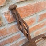 04536_5.jpg Scudo decorativo in ferro con leonessa e armi incrociate in rilievo