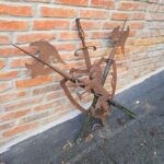 04536_6.jpg Scudo decorativo in ferro con leonessa e armi incrociate in rilievo