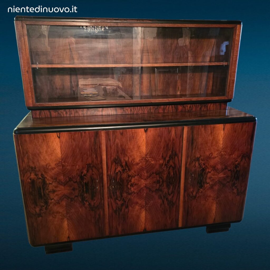 Mobile vetrina anni ’30 in stile Art Déco con radica e vetrina scorrevole