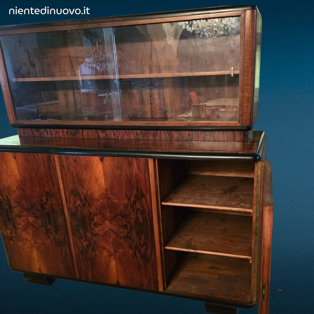 Mobile vetrina anni ’30 in stile Art Déco con radica e vetrina scorrevole