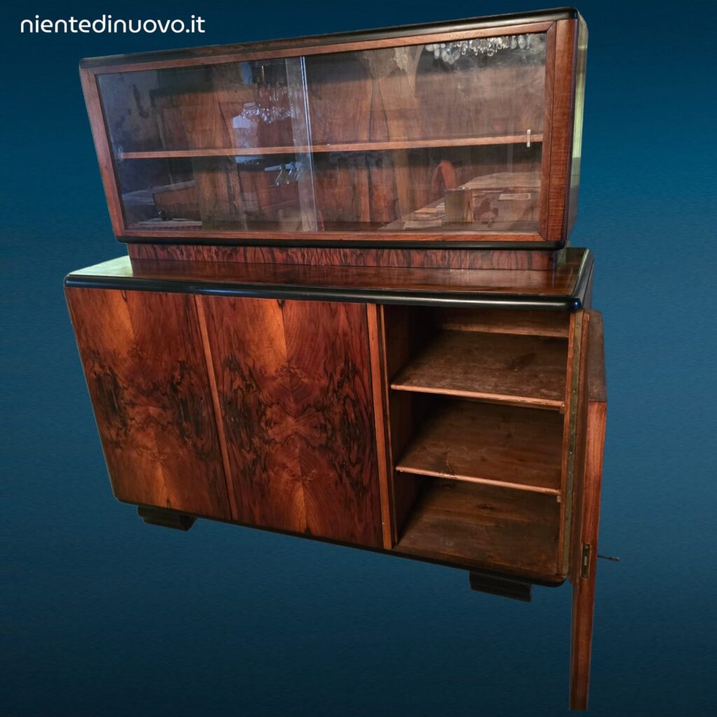Mobile vetrina anni ’30 in stile Art Déco con radica e vetrina scorrevole