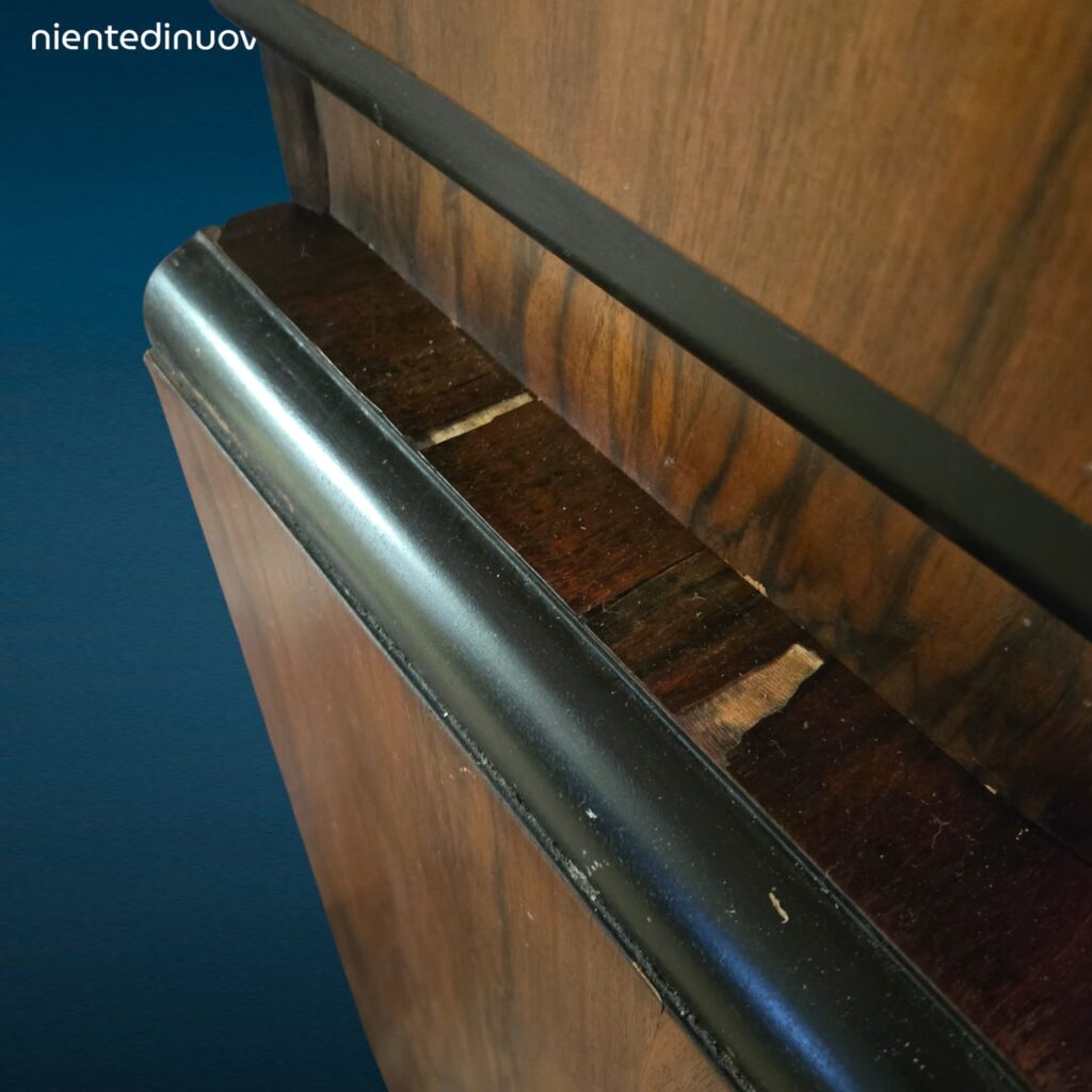 Mobile vetrina anni ’30 in stile Art Déco con radica e vetrina scorrevole