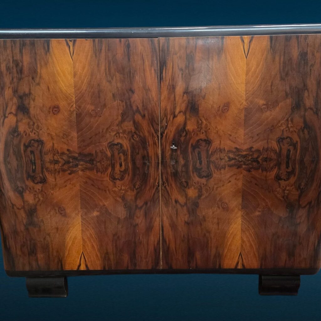 Credenza vintage anni ’30 a due ante in radica, stile Art Déco con ripiano interno
