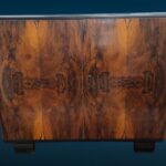 Credenza vintage anni ’30 a due ante in radica, stile Art Déco con ripiano interno