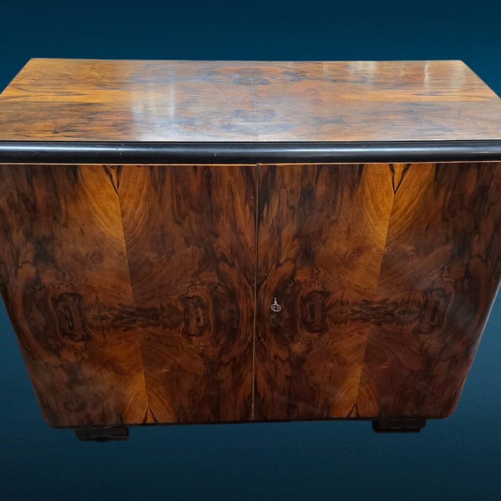 Credenza vintage anni ’30 a due ante in radica, stile Art Déco con ripiano interno