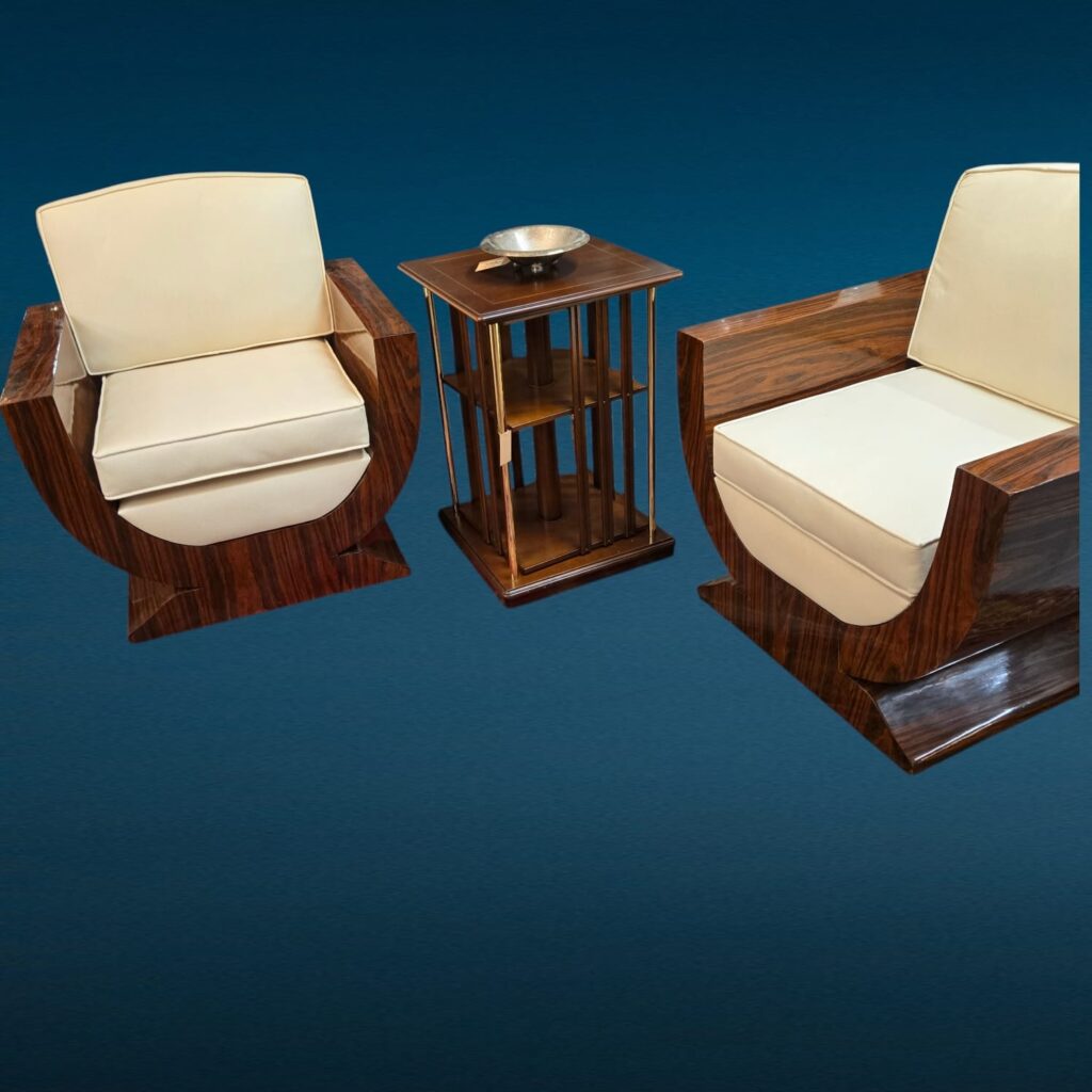 Poltrona in stile Decò con braccioli in legno radicato lucido e rivestimento panna