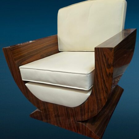 Poltrona in stile Decò con braccioli in legno radicato lucido e rivestimento panna