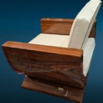 Poltrona in stile Decò con braccioli in legno radicato lucido e rivestimento panna