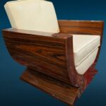 Poltrona in stile Decò con braccioli in legno radicato lucido e rivestimento panna