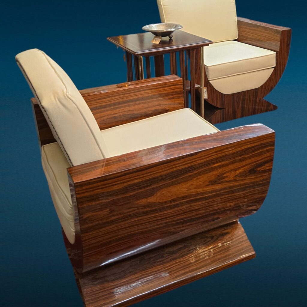 Poltrona in stile Decò con braccioli in legno radicato lucido e rivestimento panna