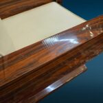 Poltrona in stile Decò con braccioli in legno radicato lucido e rivestimento panna