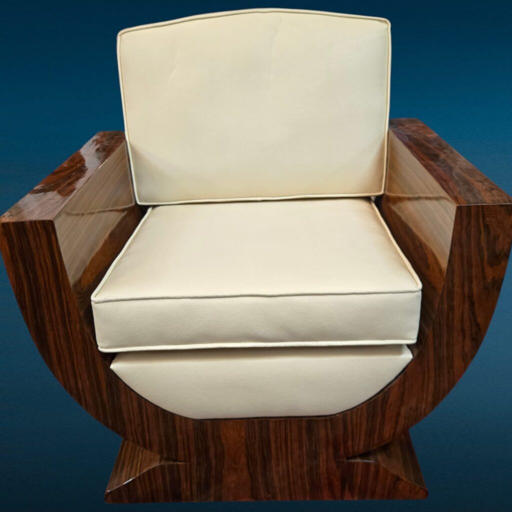 Poltrona in stile Decò con braccioli in legno radicato lucido e rivestimento panna