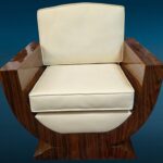 Poltrona in stile Decò con braccioli in legno radicato lucido e rivestimento panna