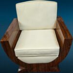 Poltrona in stile Decò con braccioli in legno radicato lucido e rivestimento panna