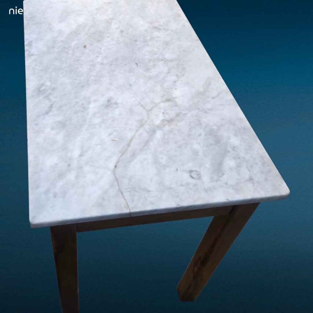 Vecchio banchetto da lavoro in castagno con piano in marmo grigio di Carrara