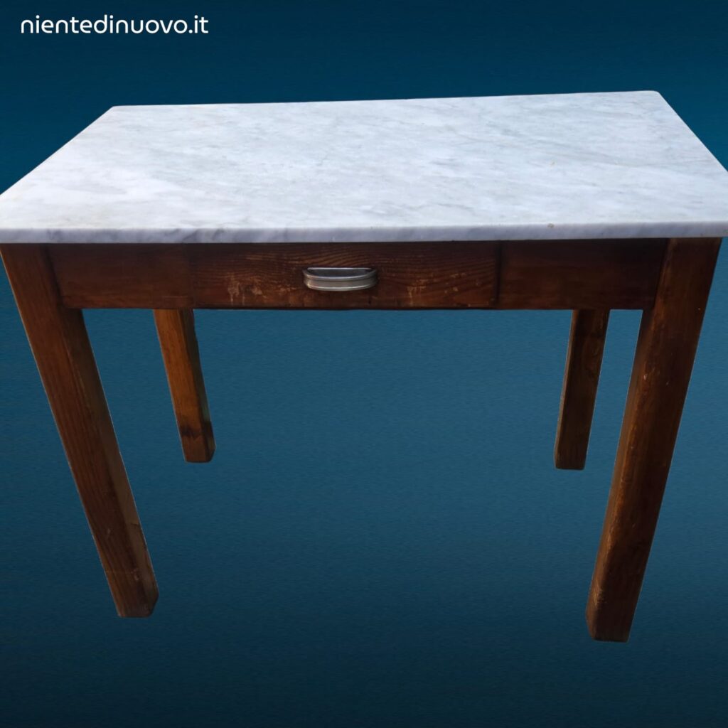 Vecchio banchetto da lavoro in castagno con piano in marmo grigio di Carrara