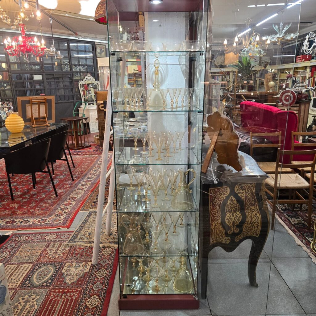 41517.jpg Servizio di bicchieri in vetro soffiato veneziano anni ’20 con brocche e bottiglie, attribuito alla maestria dei vetrai veneziani