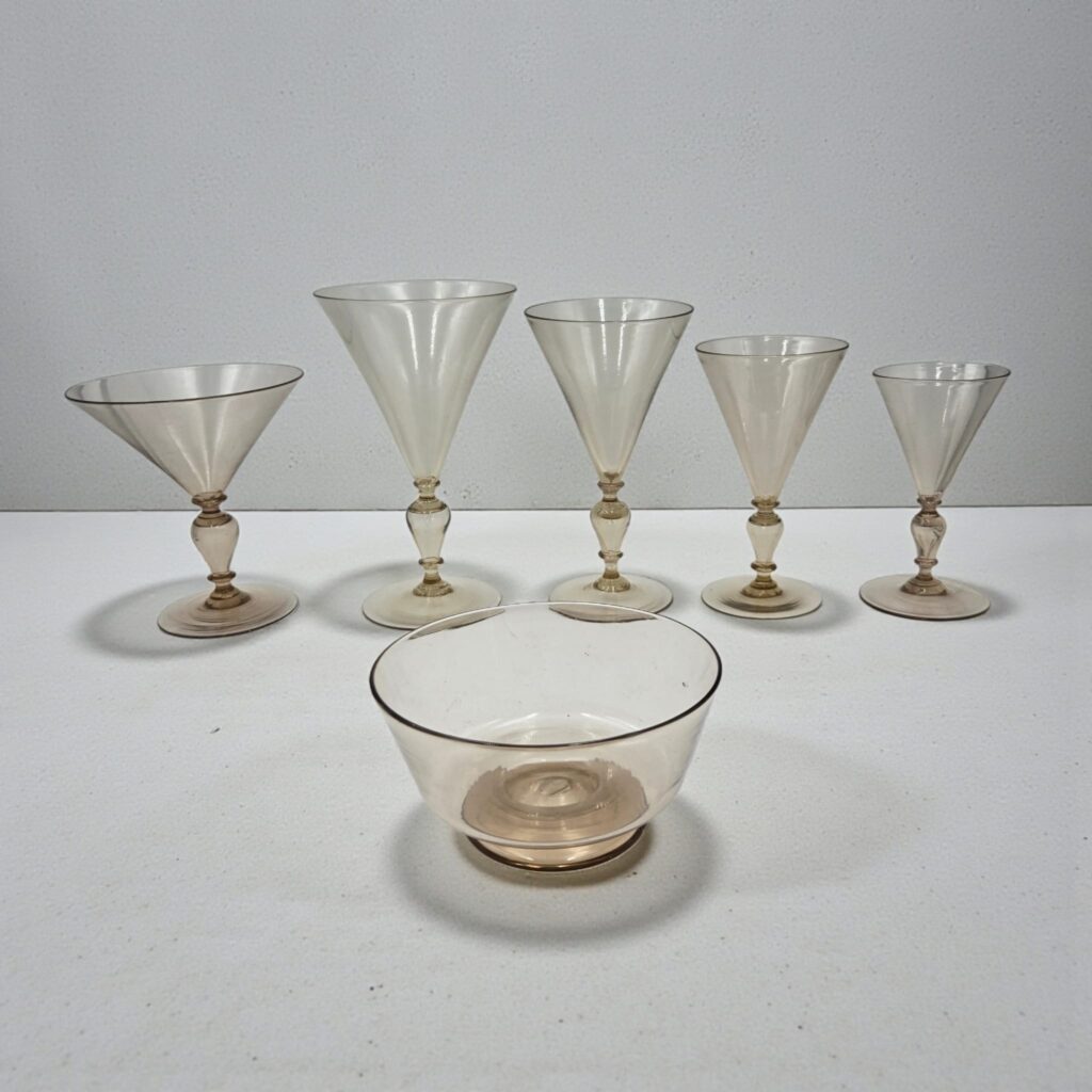 Servizio di bicchieri in vetro soffiato veneziano anni ’20 con brocche e bottiglie, attribuito alla maestria dei vetrai veneziani