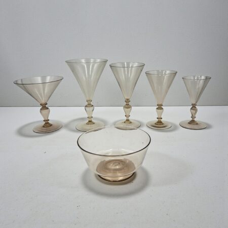 Servizio di bicchieri in vetro soffiato veneziano anni ’20 con brocche e bottiglie, attribuito alla maestria dei vetrai veneziani