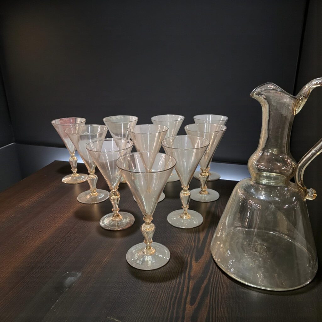 Servizio di bicchieri in vetro soffiato veneziano anni ’20 con brocche e bottiglie, attribuito alla maestria dei vetrai veneziani