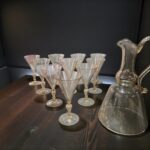 41517_2.jpg Servizio di bicchieri in vetro soffiato veneziano anni ’20 con brocche e bottiglie, attribuito alla maestria dei vetrai veneziani