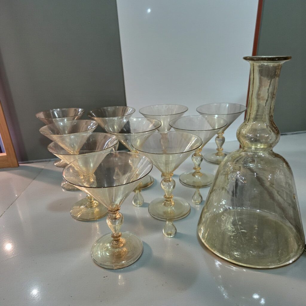 Servizio di bicchieri in vetro soffiato veneziano anni ’20 con brocche e bottiglie, attribuito alla maestria dei vetrai veneziani
