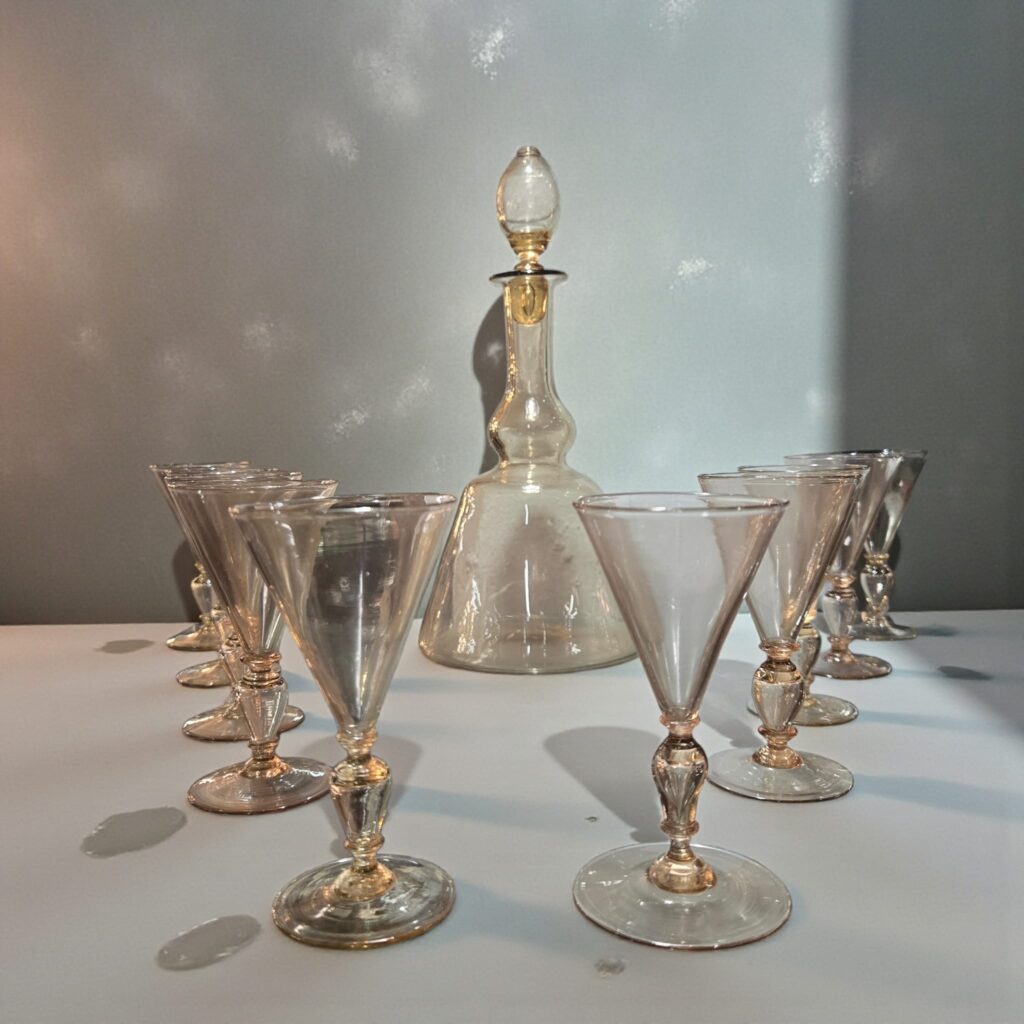 Servizio di bicchieri in vetro soffiato veneziano anni ’20 con brocche e bottiglie, attribuito alla maestria dei vetrai veneziani