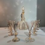 41517_5.jpg Servizio di bicchieri in vetro soffiato veneziano anni ’20 con brocche e bottiglie, attribuito alla maestria dei vetrai veneziani