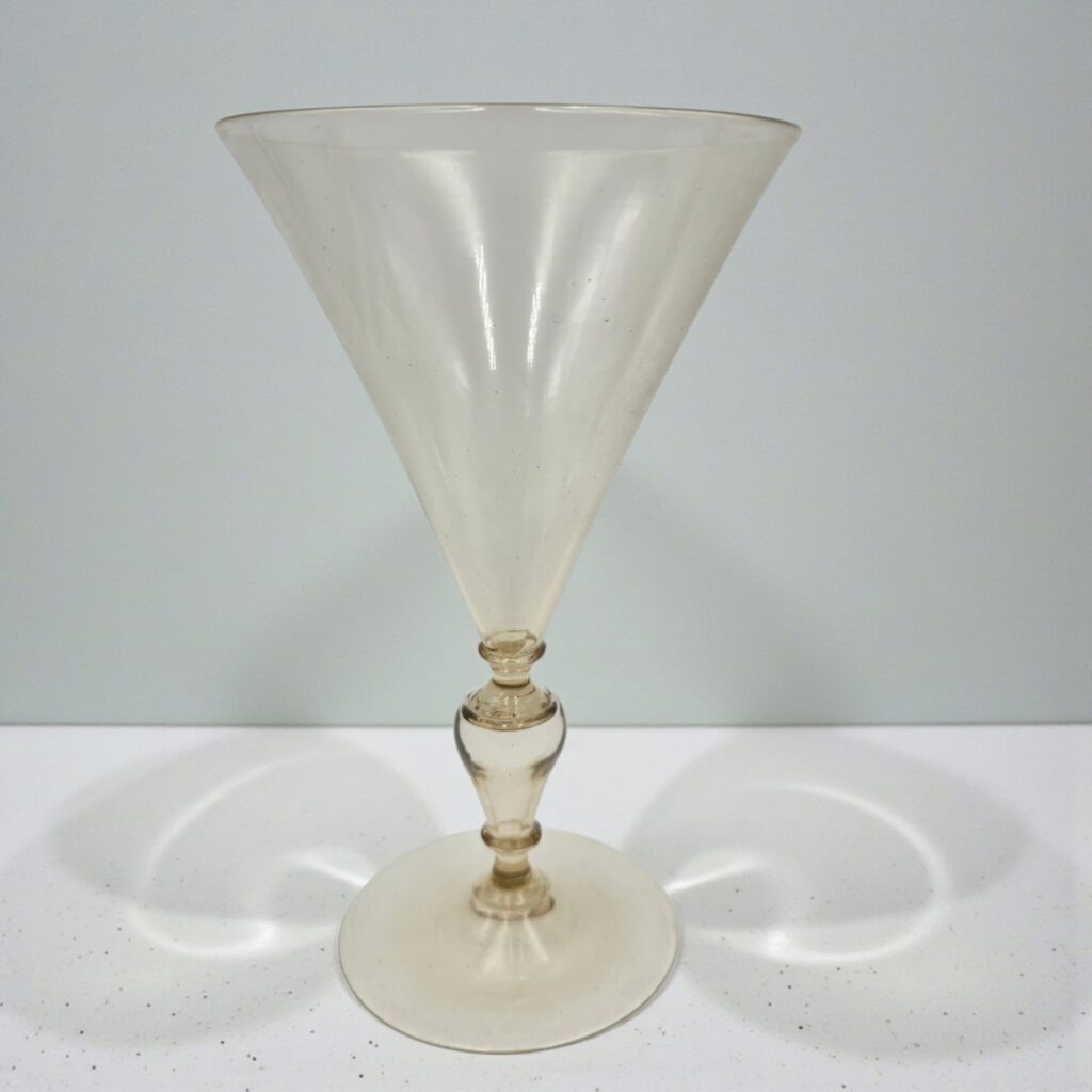 Servizio di bicchieri in vetro soffiato veneziano anni ’20 con brocche e bottiglie, attribuito alla maestria dei vetrai veneziani