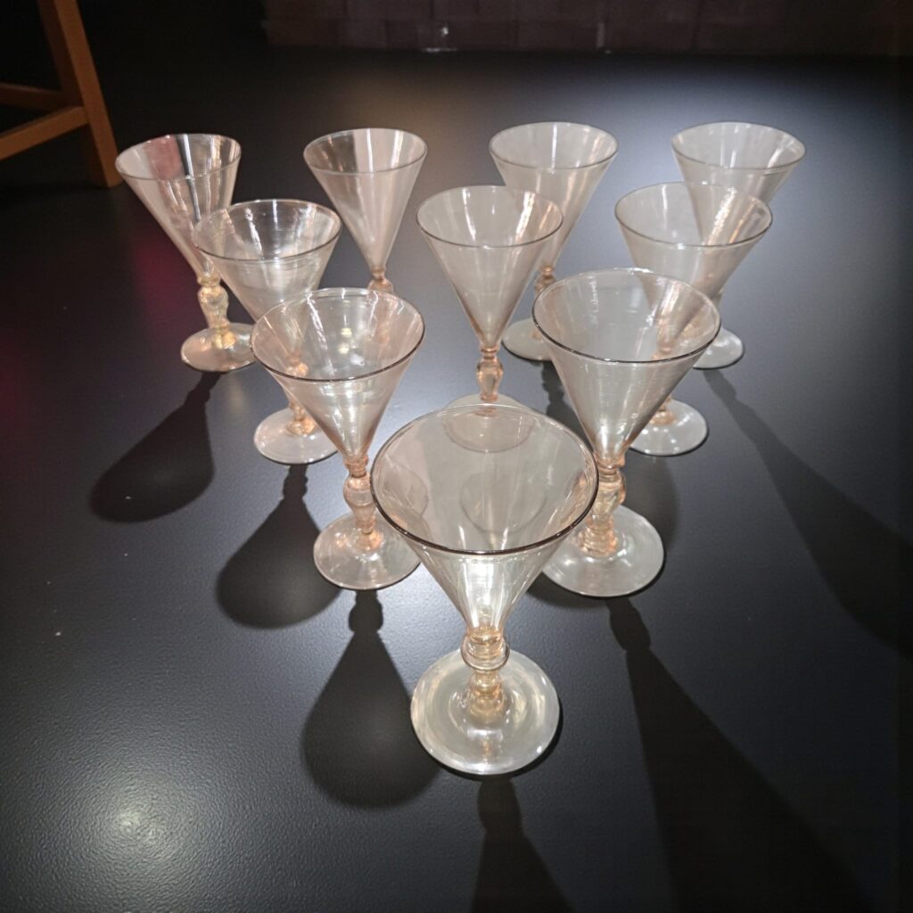 Servizio di bicchieri in vetro soffiato veneziano anni ’20 con brocche e bottiglie, attribuito alla maestria dei vetrai veneziani