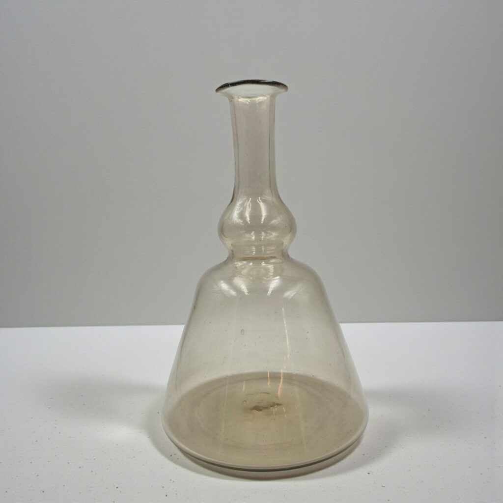 Servizio di bicchieri in vetro soffiato veneziano anni ’20 con brocche e bottiglie, attribuito alla maestria dei vetrai veneziani