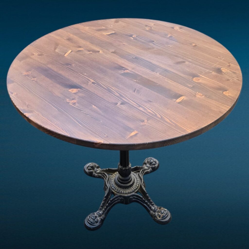 Tavolino da bar con base in ghisa lavorata e piano rotondo in legno massello tinto noce