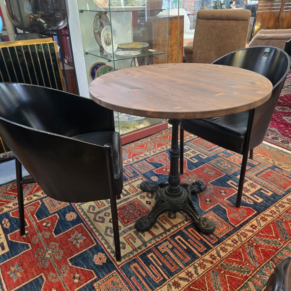 Tavolino da bar con base in ghisa lavorata e piano rotondo in legno massello tinto noce