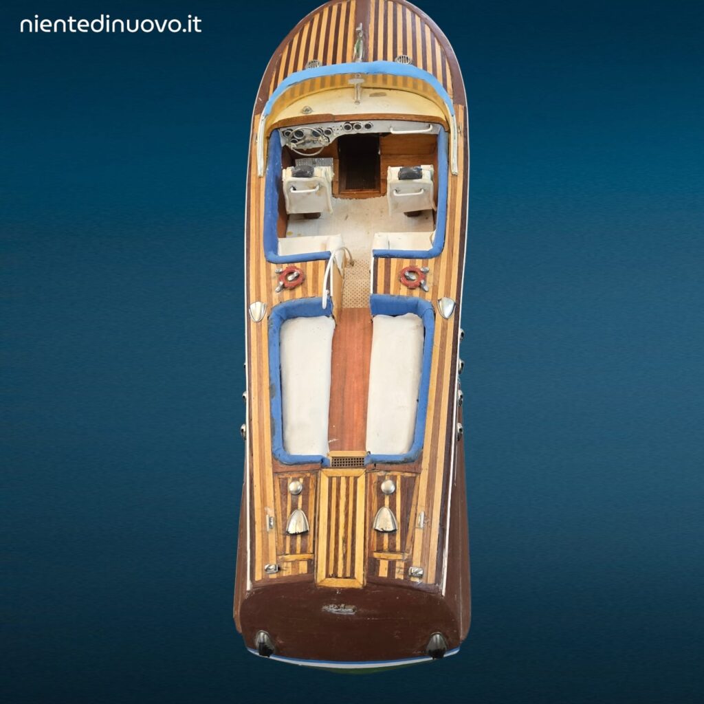 Modellino in legno Riva Aquarama anni 60 con basamento espositivo