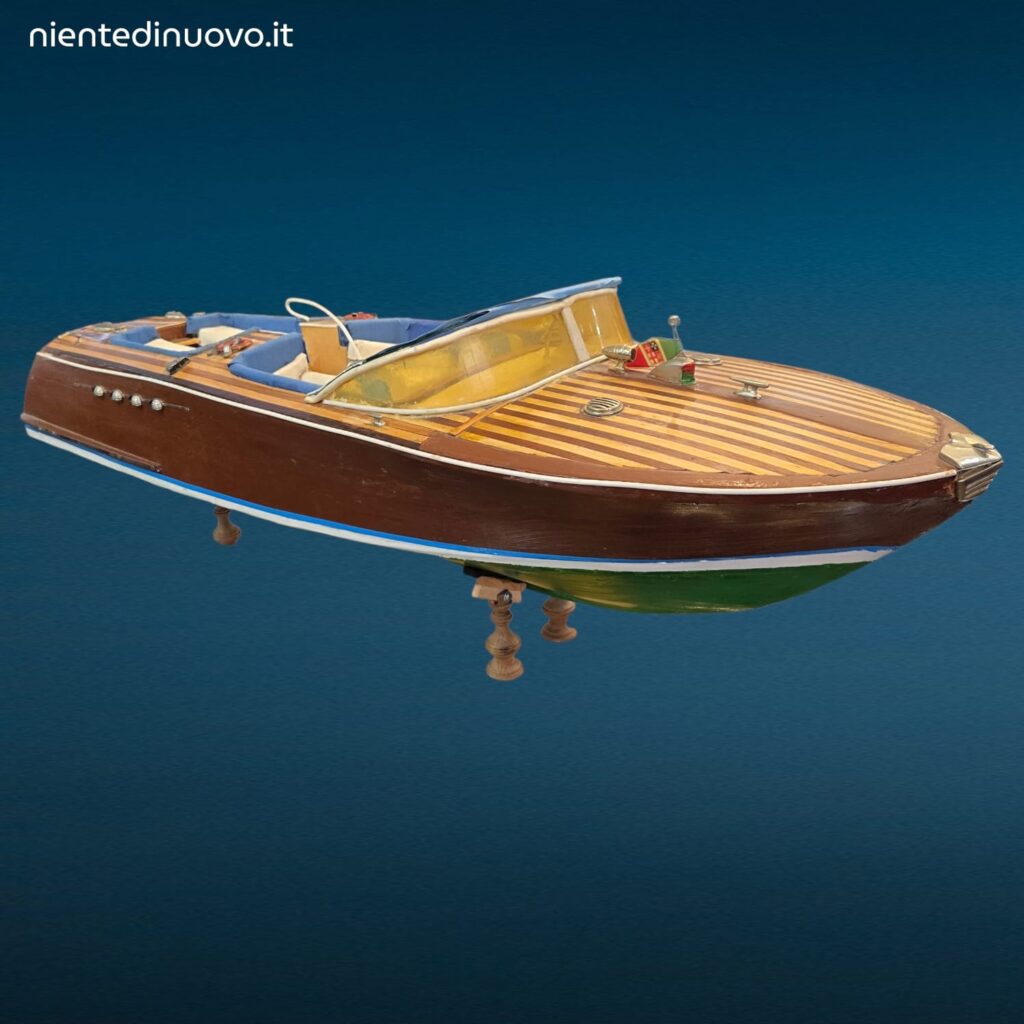 Modellino in legno Riva Aquarama anni 60 con basamento espositivo