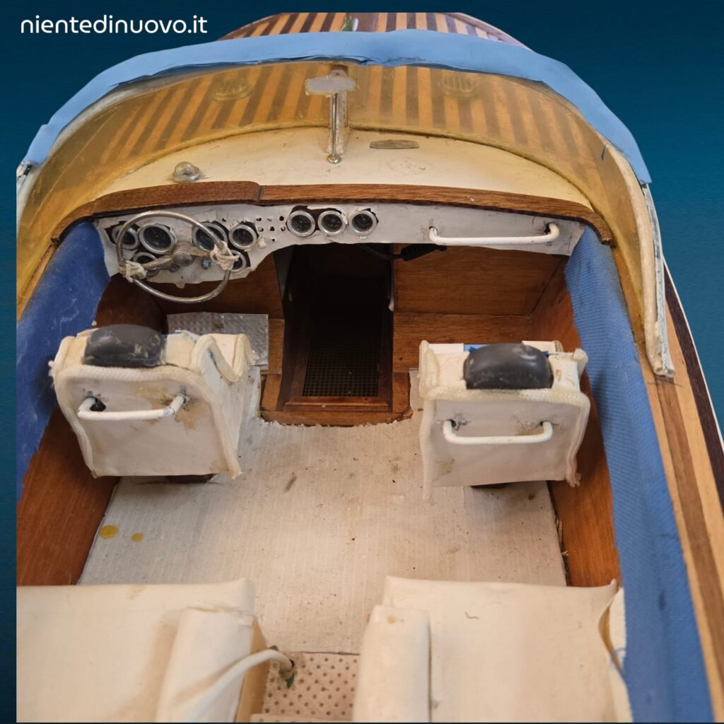 Modellino in legno Riva Aquarama anni 60 con basamento espositivo