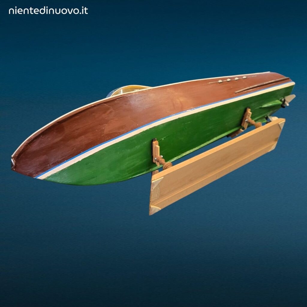 Modellino in legno Riva Aquarama anni 60 con basamento espositivo