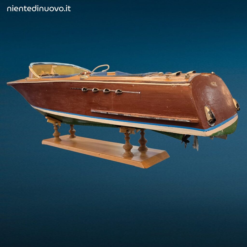 Modellino in legno Riva Aquarama anni 60 con basamento espositivo