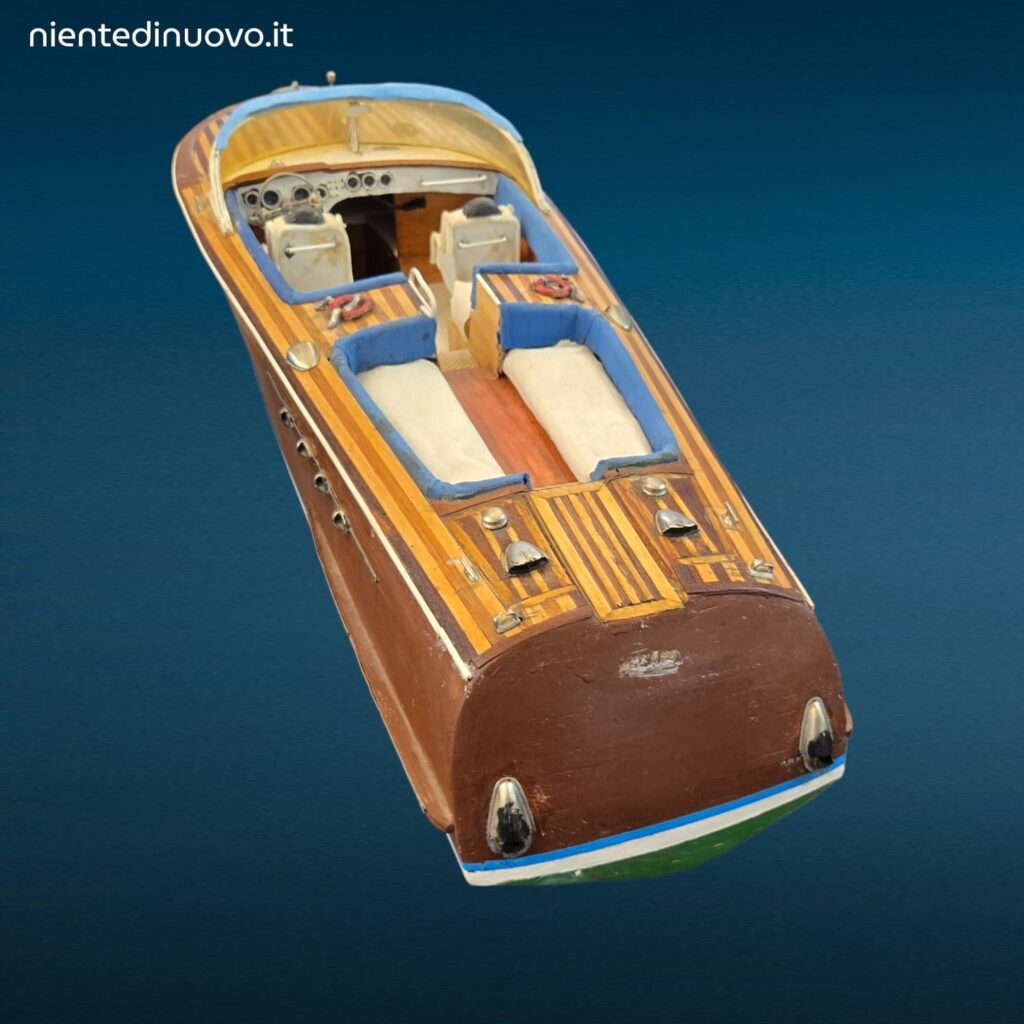 Modellino in legno Riva Aquarama anni 60 con basamento espositivo
